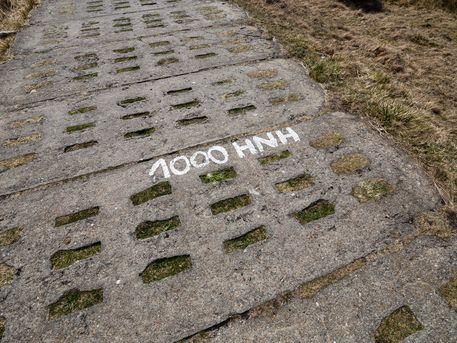 Kolonnenweg Steinplatten des Kolonnenweges