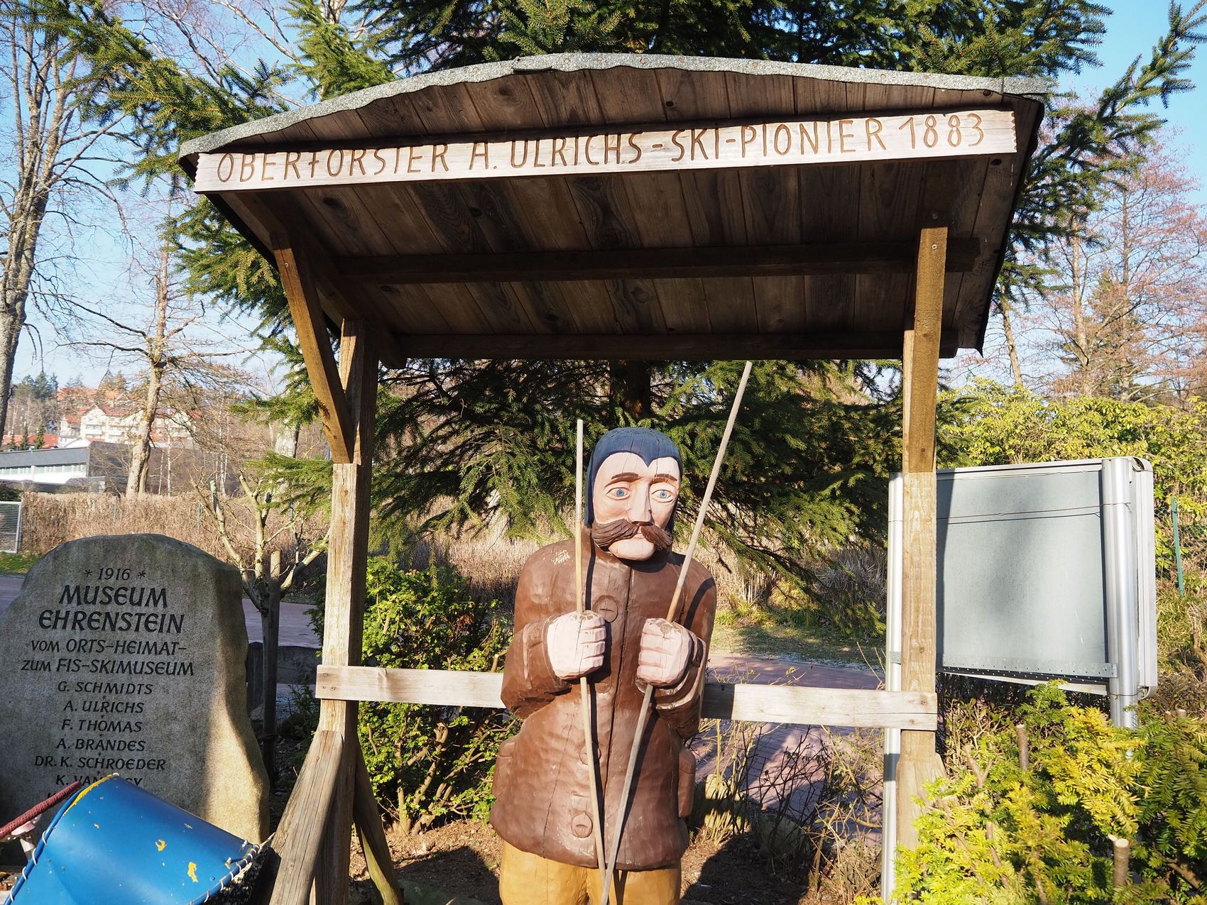 Heimat- und Skimuseum Oberförster Artur Ullrichs ist es zu verdanken, dass Braunlage heute der führende Wintersport-Ort im Harz ist. Eine Holzfigur von ihm soll daran erinnern und steht im Außenbereich des Heimat- und Skimuseums.