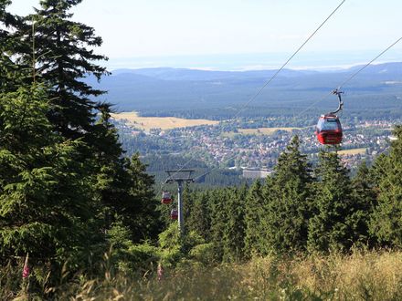 Zusehen ist die Wurmbergseilbahn und ein Panoramablick auf Braunlage.